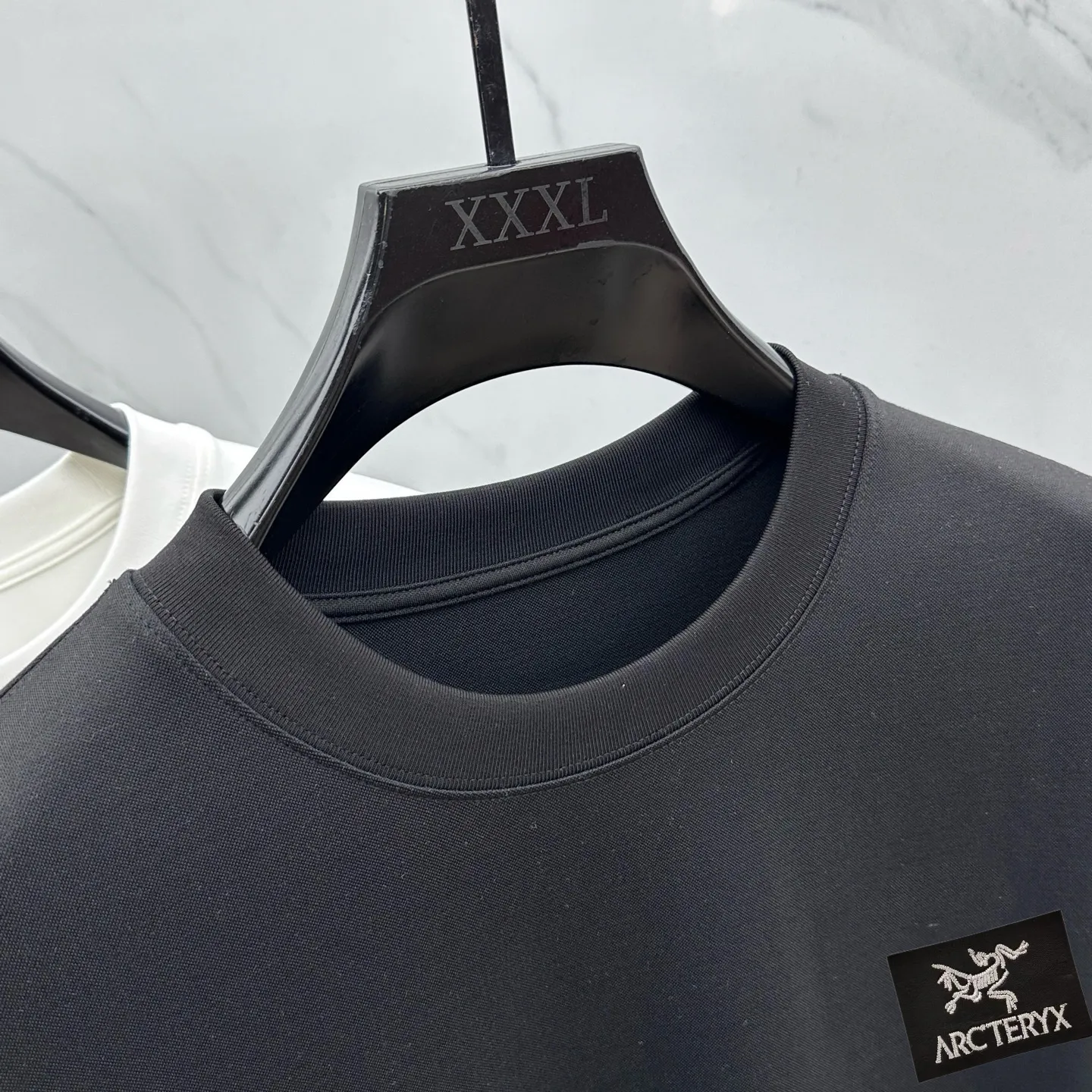 P190 Stonebird 2025 autumn and winter counter new fashion casual bottoming shirt long-sleeved T-shirt, fabric 280 grams Selected imported high-density double yarn 100% cotton fabric, made with exquisite original logo, excellent in comfort and breathability, soft, wrinkle-resistant, elastic and drapey. It is very handsome whether worn alone or as an inner layer. It is in line with men's practical dressing habits and pursues luxury, noble and elegant style, creating extraordinary men's taste. The visual effect is very good, the grade is very high, simple and fashionable, a must-have choice for leisure and business! Size: M-3XL